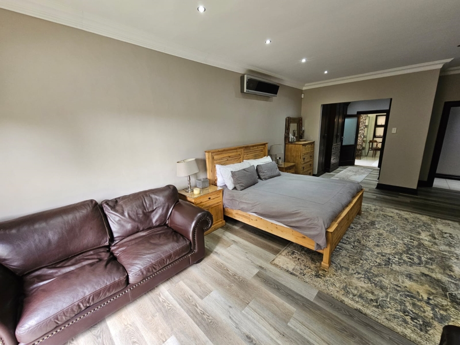 5 Bedroom Property for Sale in Jim Fouchepark Free State